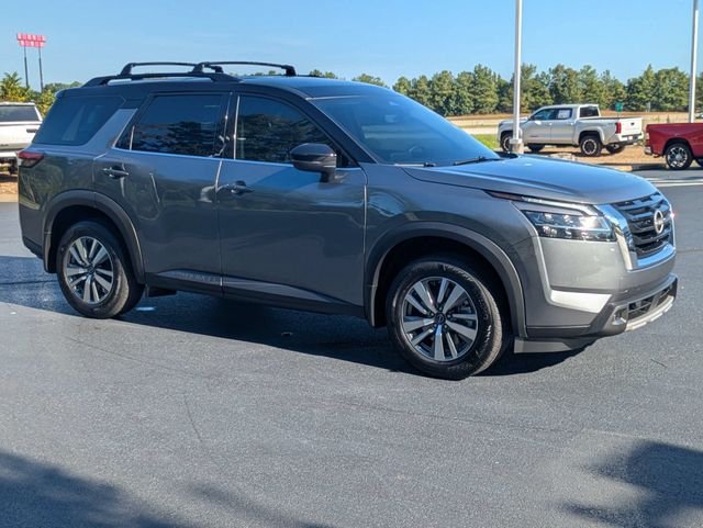 Used 2024 Nissan Pathfinder SL FWD video 2