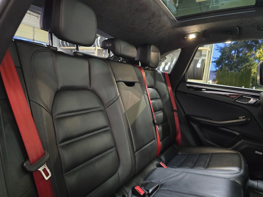 Used 2017 Porsche Macan Turbo image 32