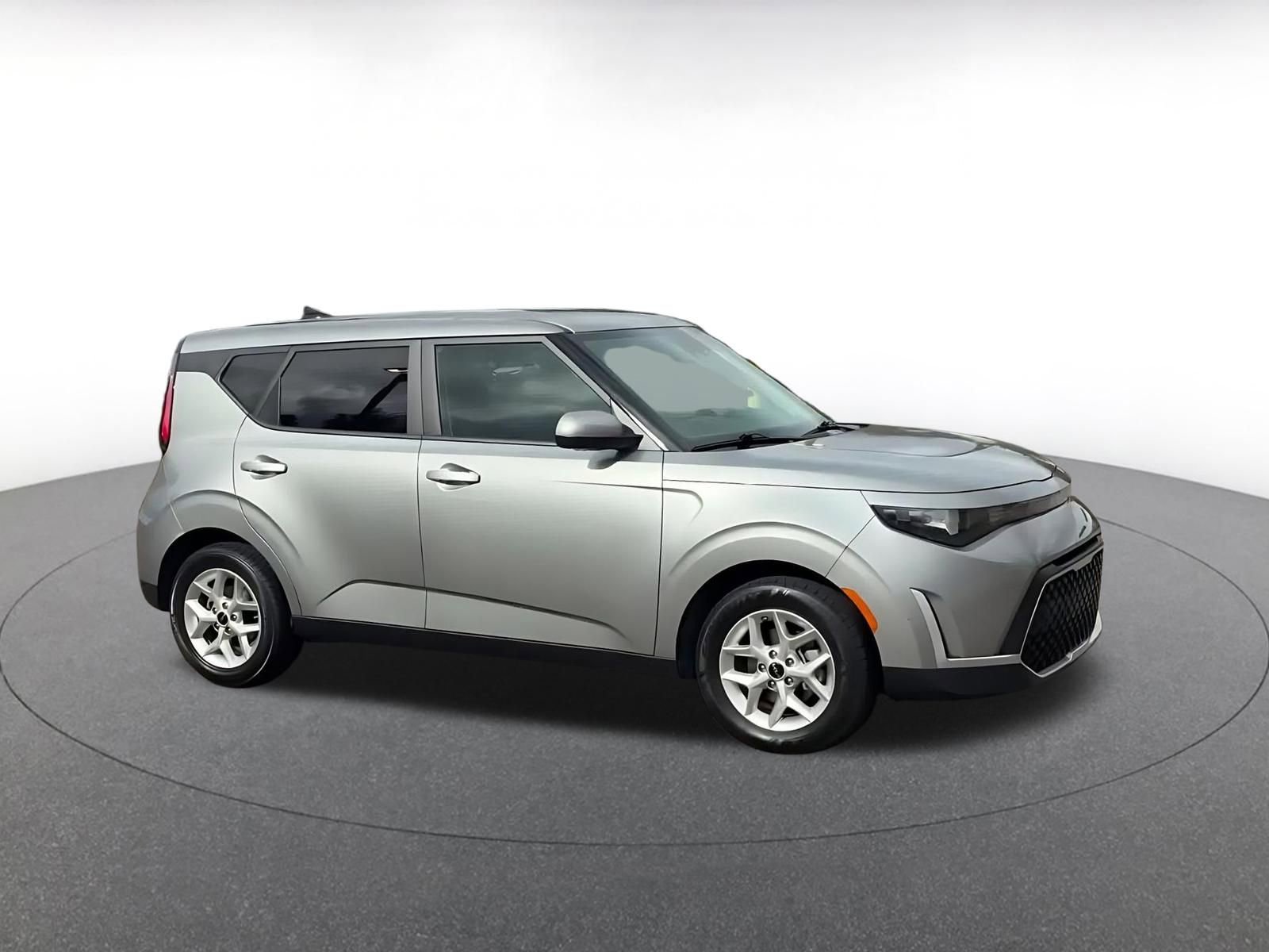 Used 2025 Kia Soul LX w/ LX Technology Package FWD image 2