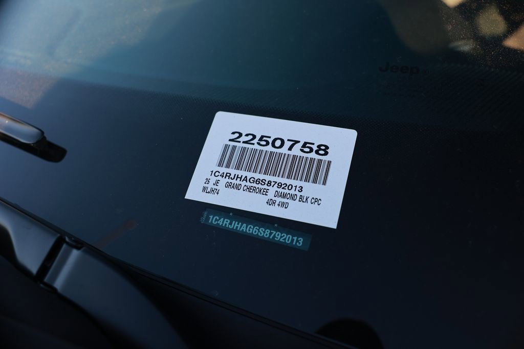 New 2025 Jeep Grand Cherokee Altitude AWD/4WD image 32