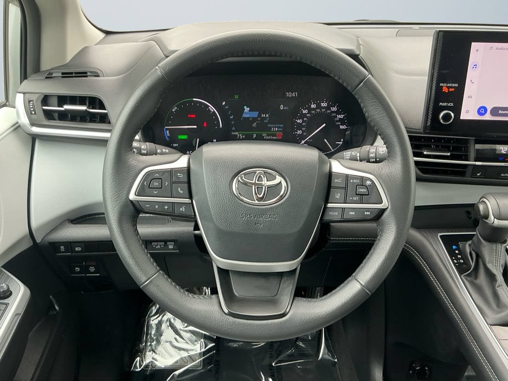 Used 2025 Toyota Sienna XLE FWD image 13