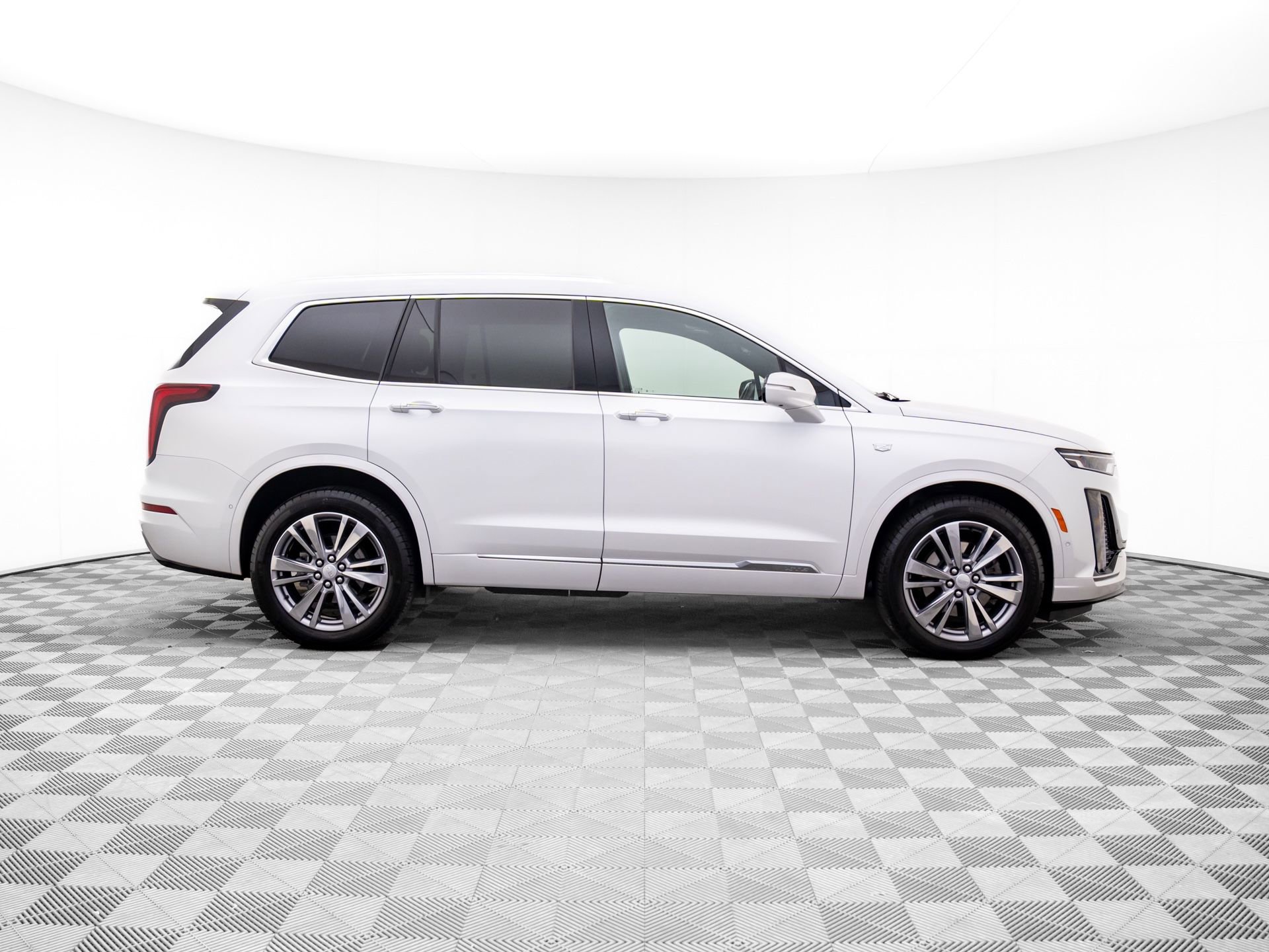 Certified 2024 Cadillac XT6 Premium Luxury w/ Platinum Package image 9