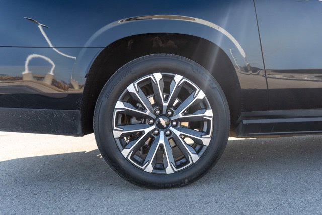 Used 2025 Chevrolet Suburban High Country AWD/4WD image 9