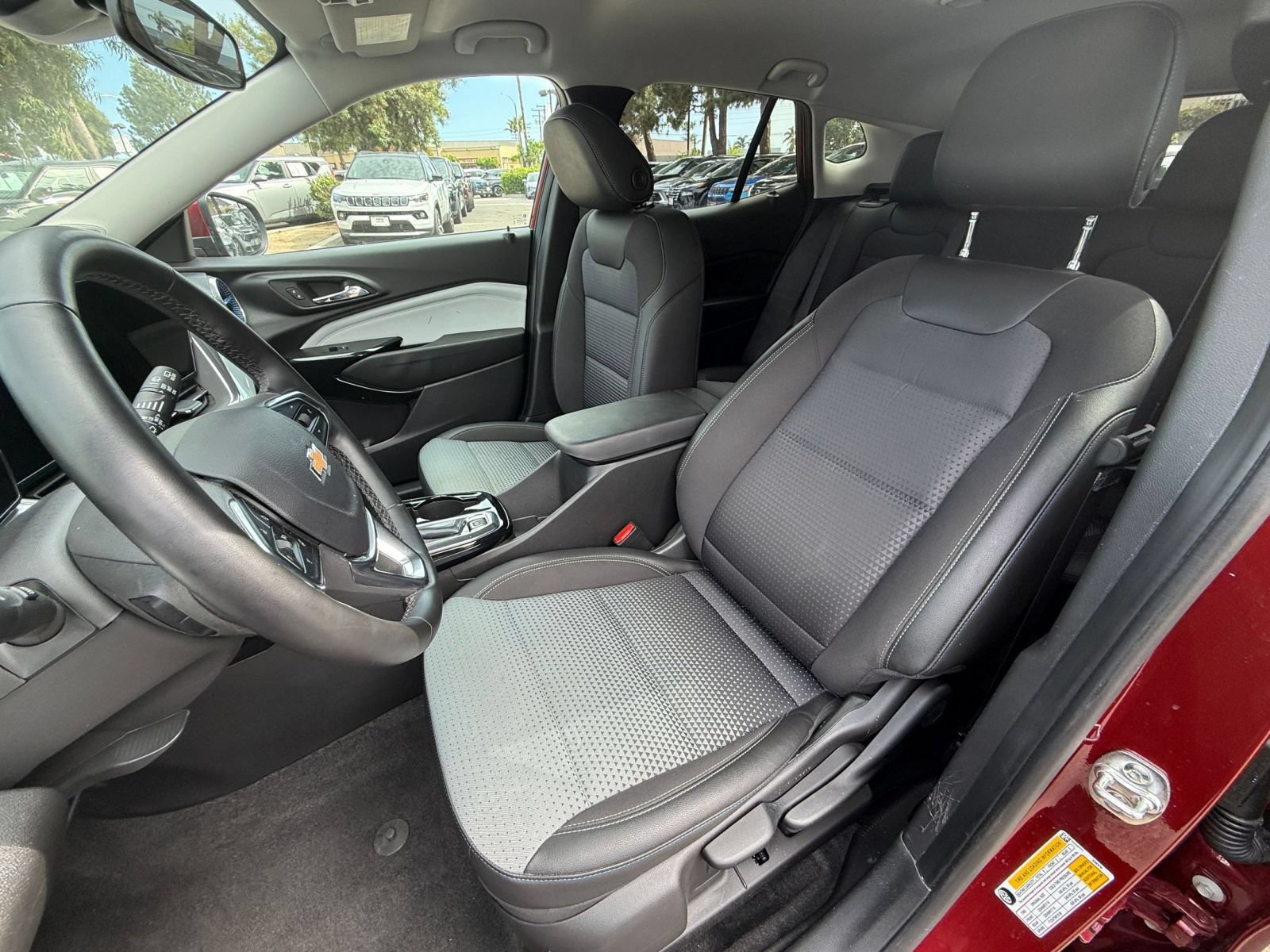 Used 2025 Chevrolet Trax LT w/ LT Convenience Package FWD image 33
