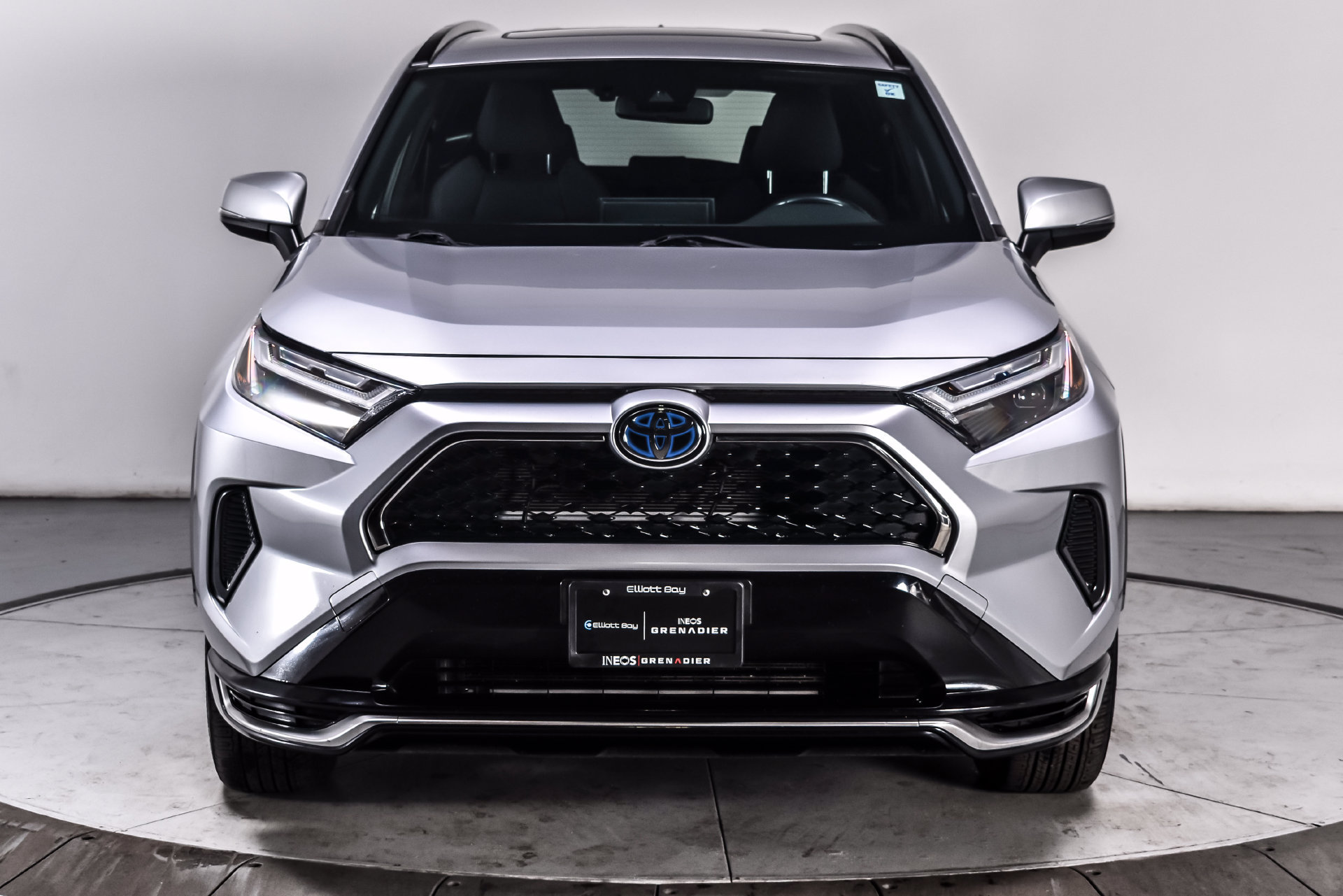 Used 2022 Toyota RAV4 SE w/ Weather & Moonroof Package AWD/4WD image 3