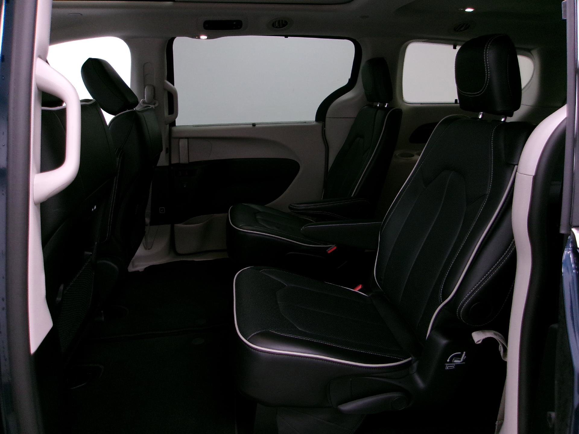 Used 2024 Chrysler Pacifica Limited image 11