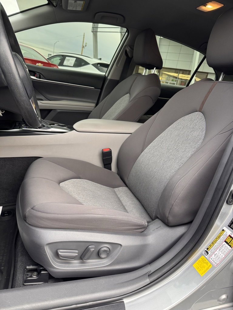 Used 2019 Toyota Camry L image 10