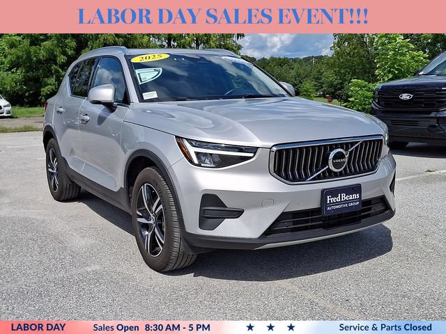 Used 2025 Volvo XC40 B5 Core AWD/4WD image 2