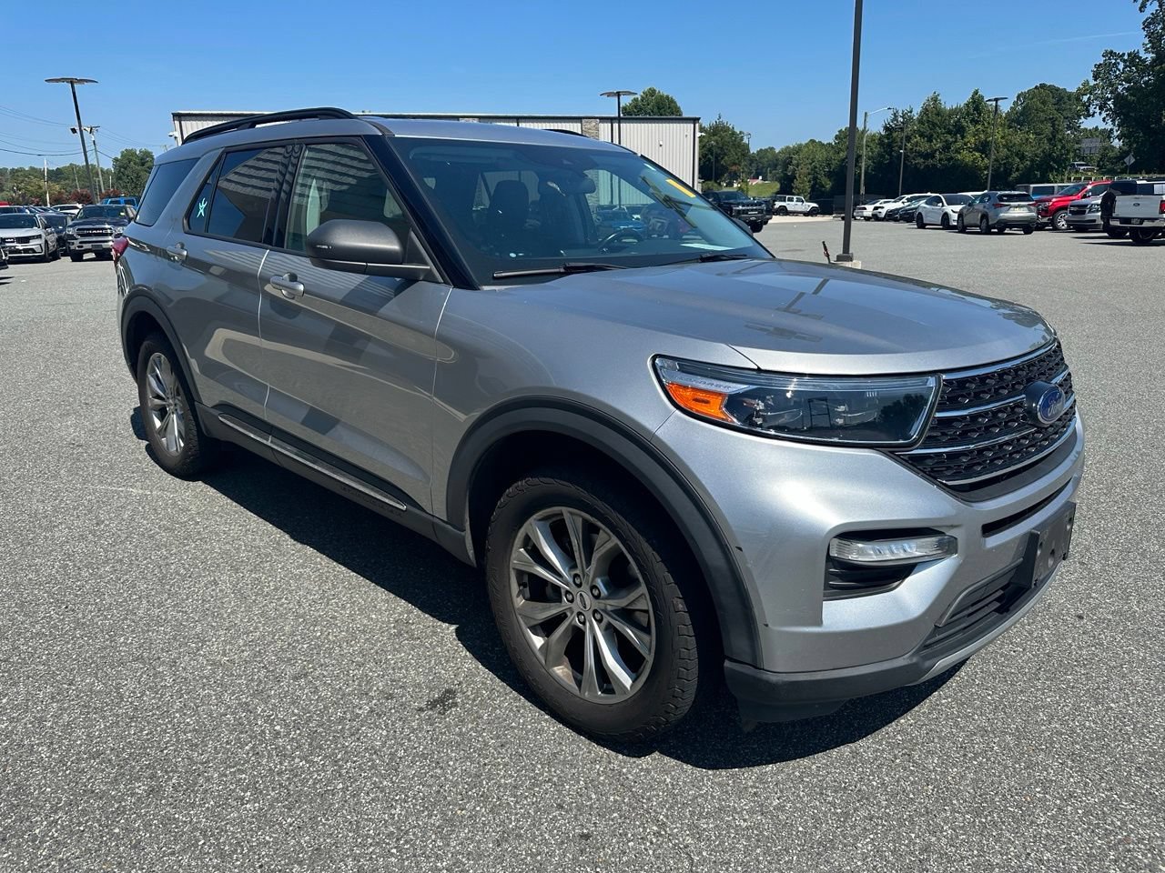 Used 2020 Ford Explorer XLT w/ Equipment Group 202A AWD/4WD image 9