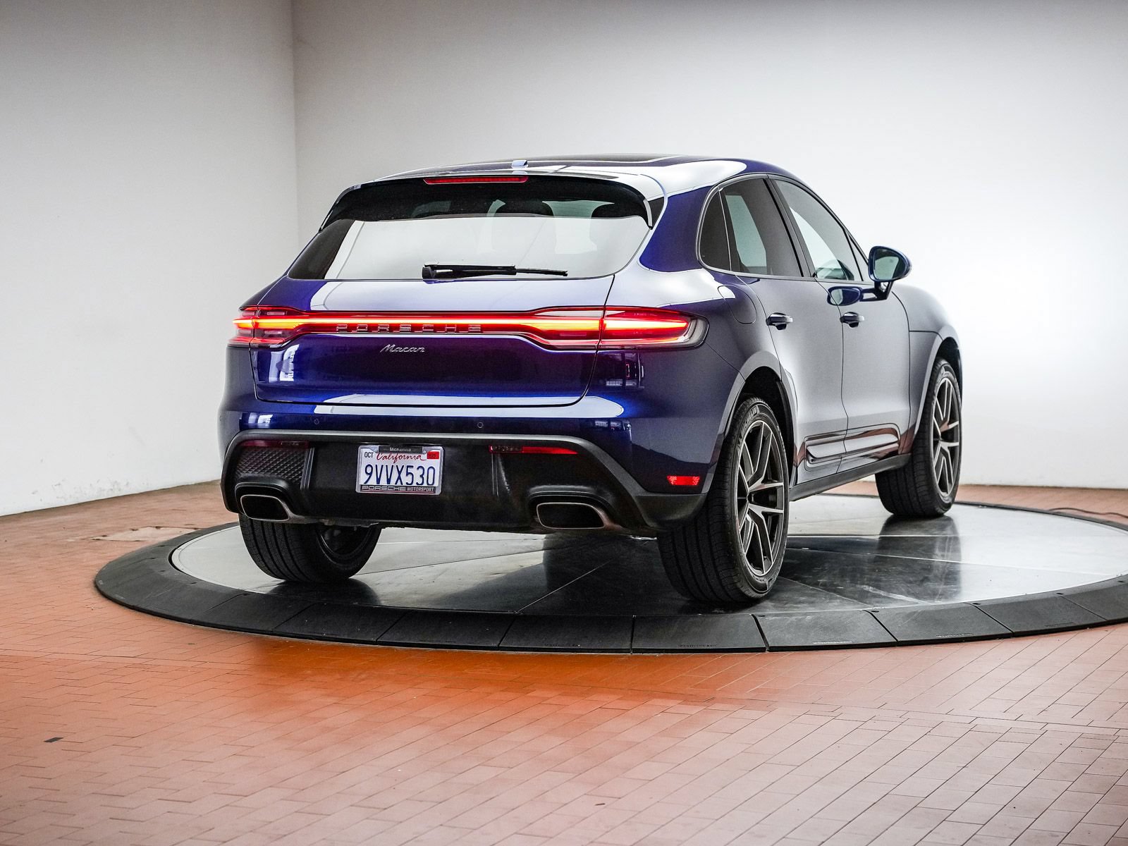 Certified 2026 Porsche Macan AWD/4WD image 4