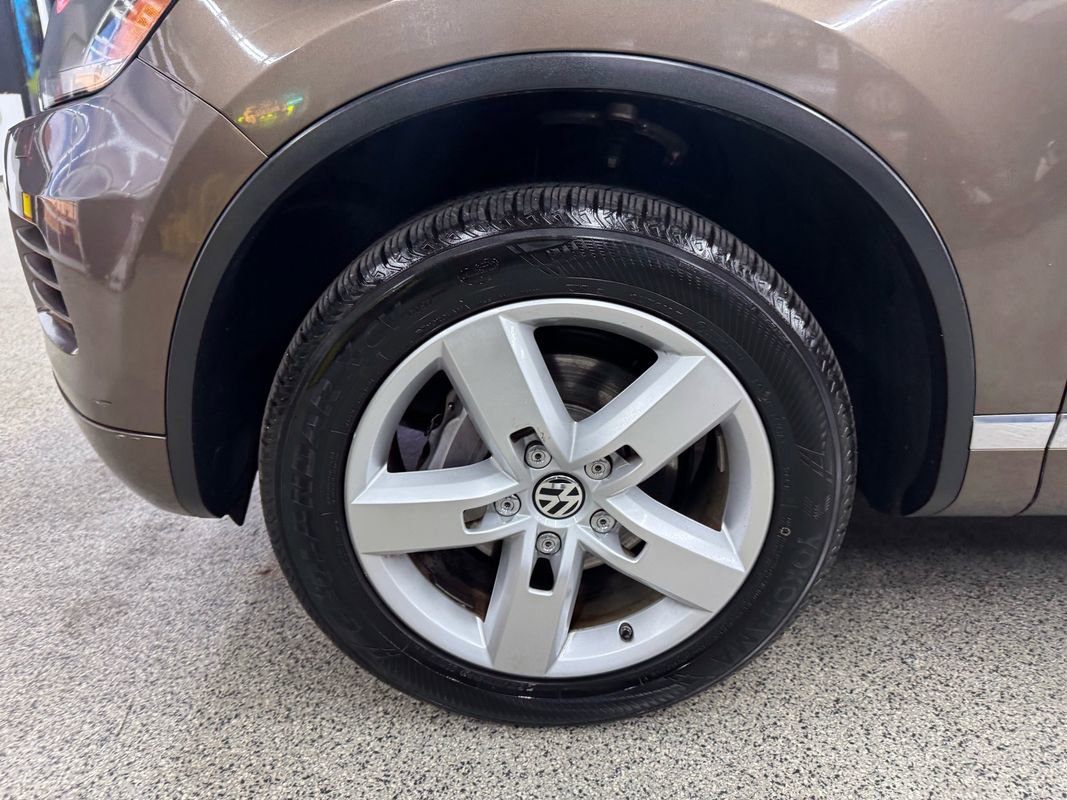 Used 2014 Volkswagen Touareg Sport image 38