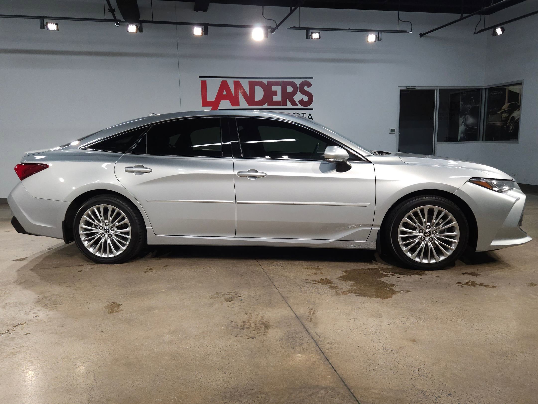 Used 2022 Toyota Avalon Limited image 8