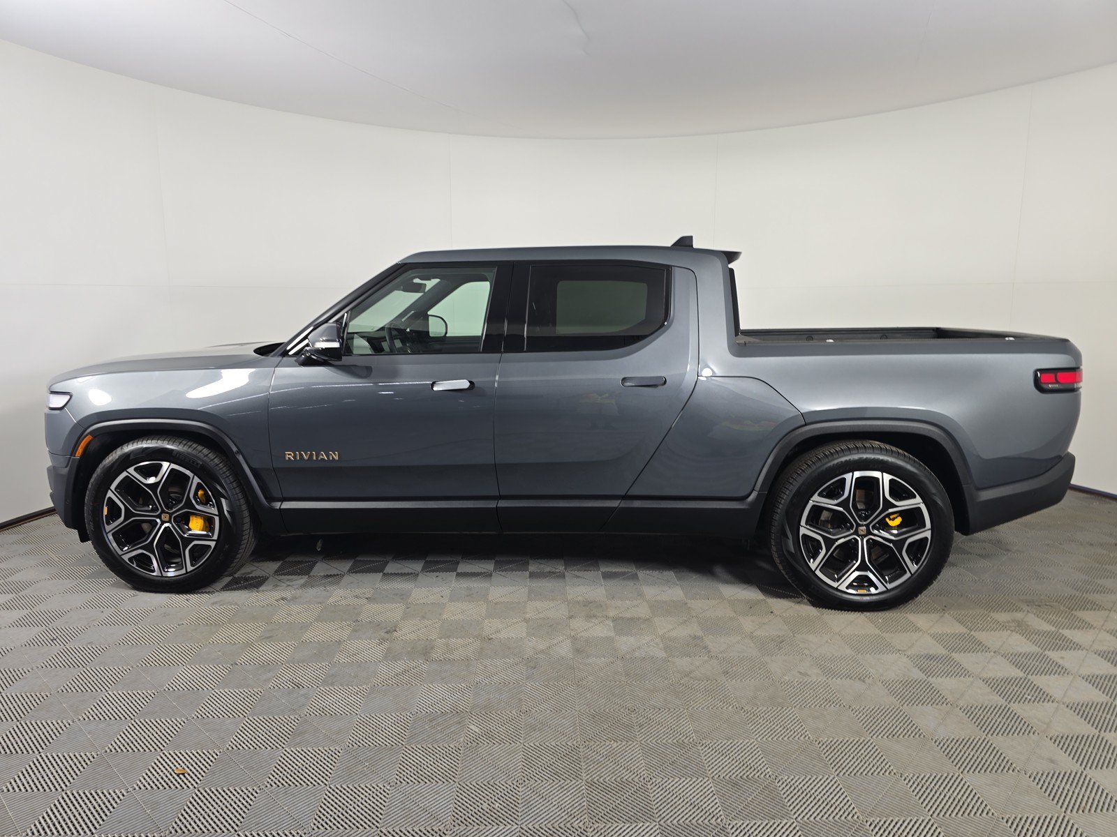 Used 2024 Rivian R1T Adventure AWD/4WD image 2