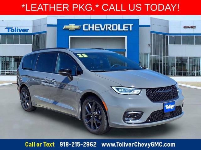Used 2025 Chrysler Pacifica Limited FWD image 1