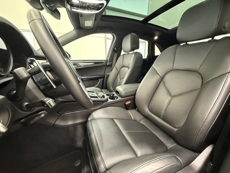 Certified 2025 Porsche Macan AWD/4WD image 5