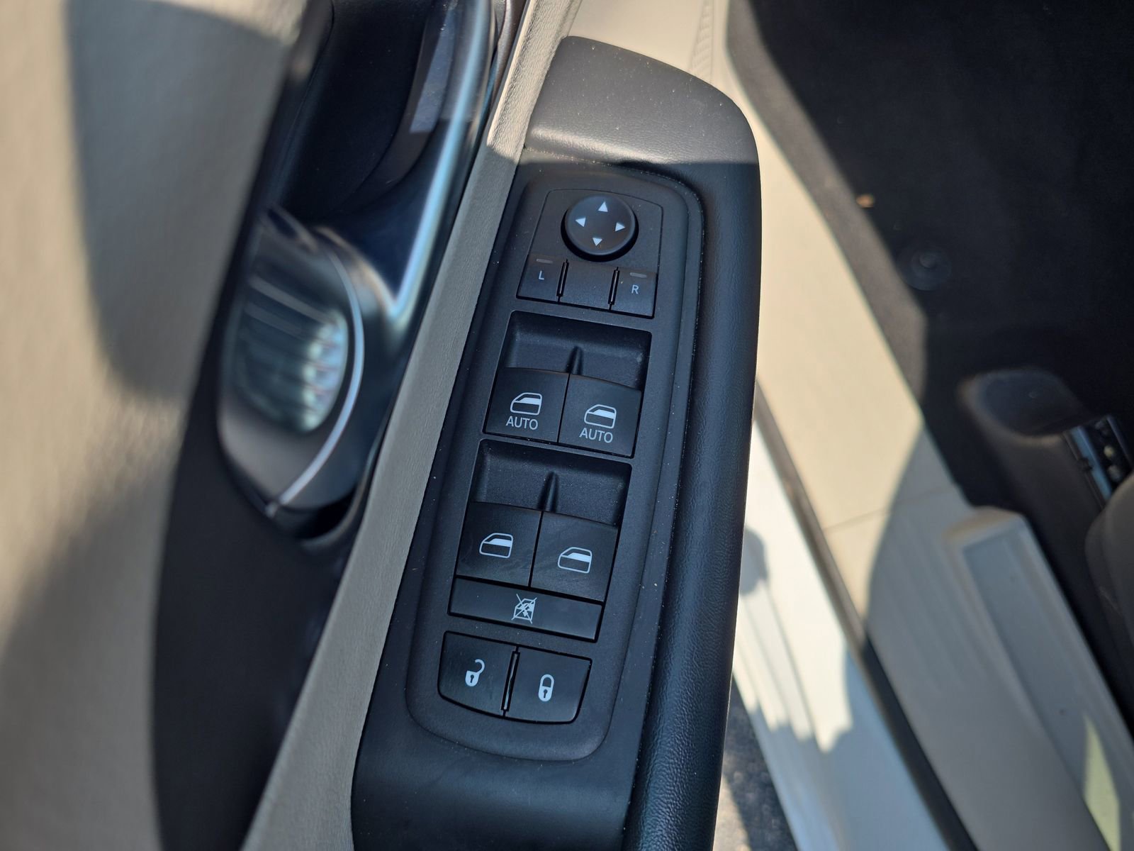 Used 2023 Chrysler Pacifica Touring-L image 15