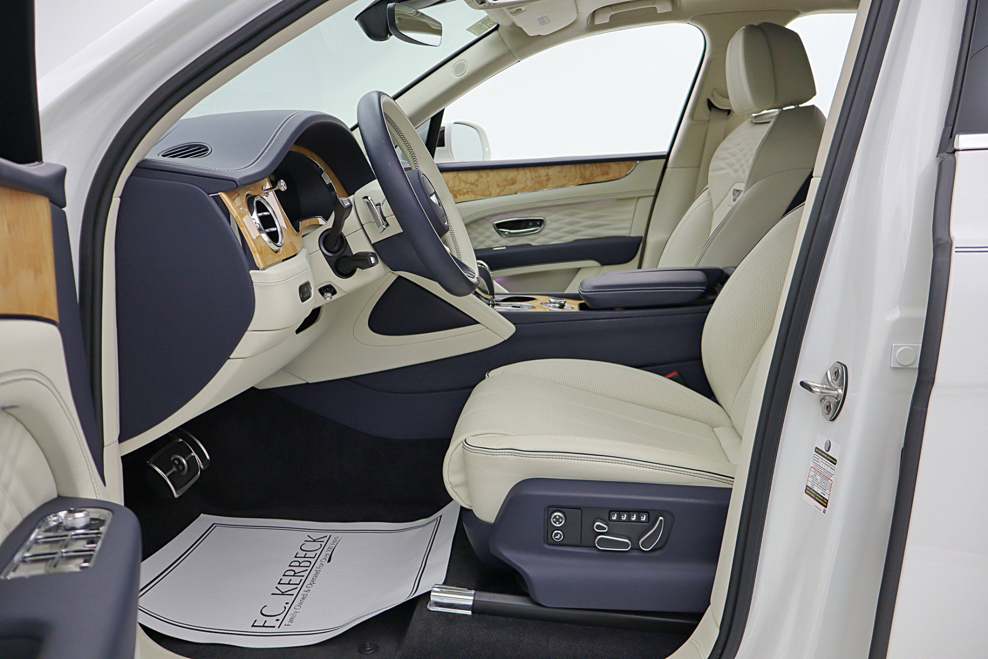 Used 2024 Bentley Bentayga image 46