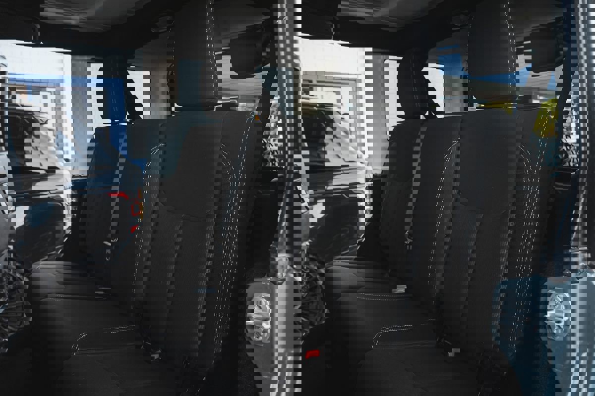 Used 2015 Jeep Wrangler Unlimited Rubicon w/ Connectivity Group image 24