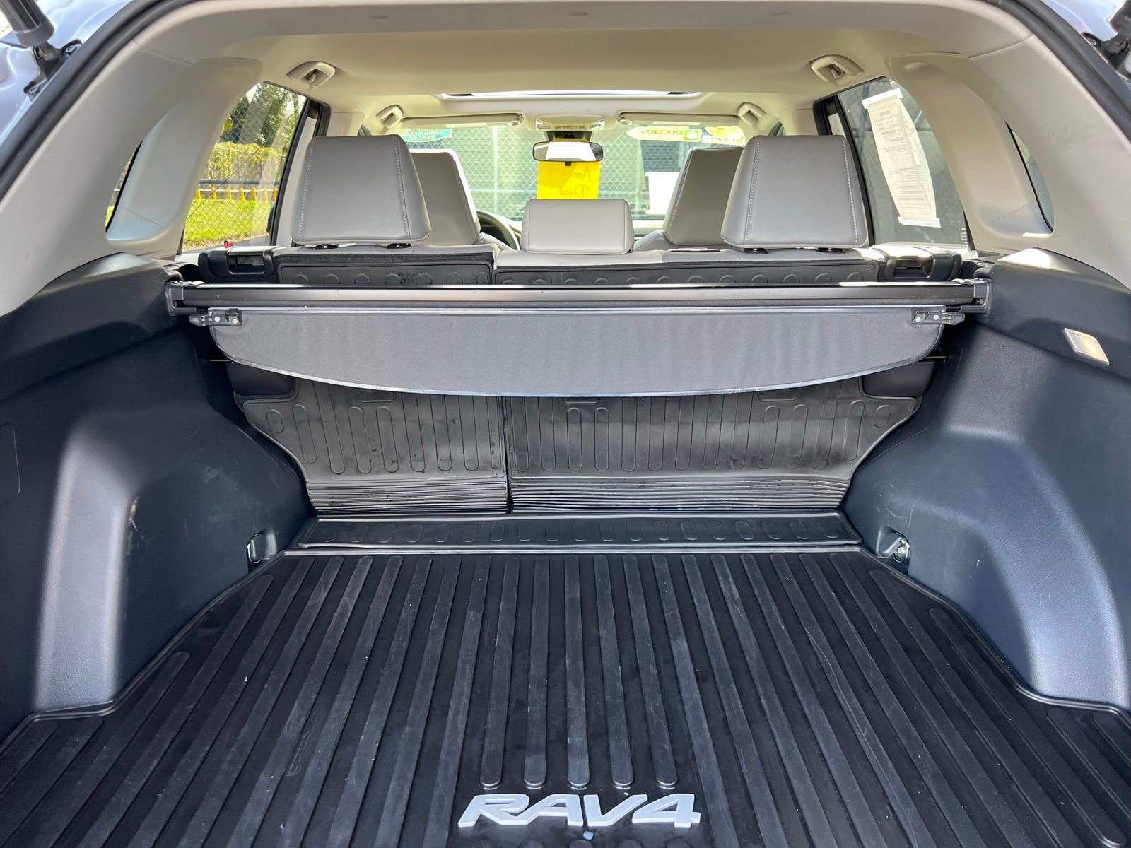 Used 2022 Toyota RAV4 XLE Premium image 22