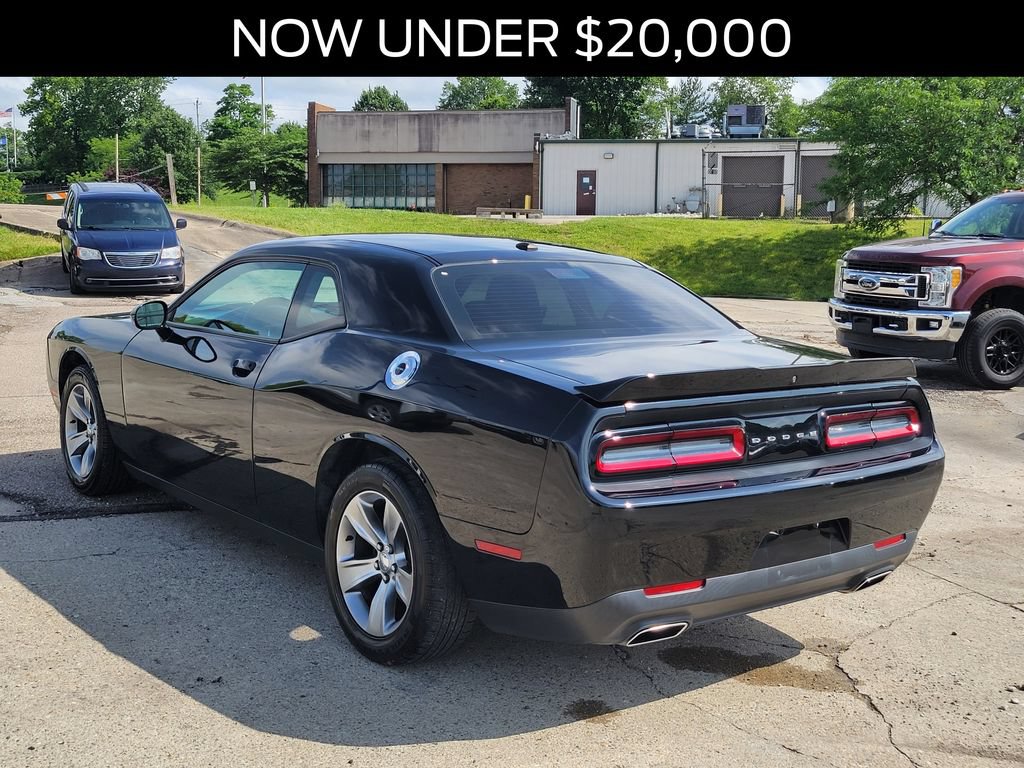 Used 2019 Dodge Challenger SXT RWD image 3