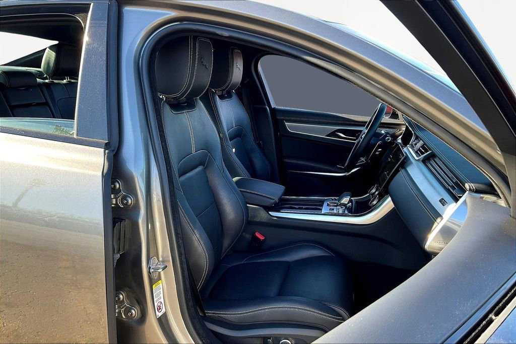 Used 2022 Jaguar XF R-Dynamic SE image 28