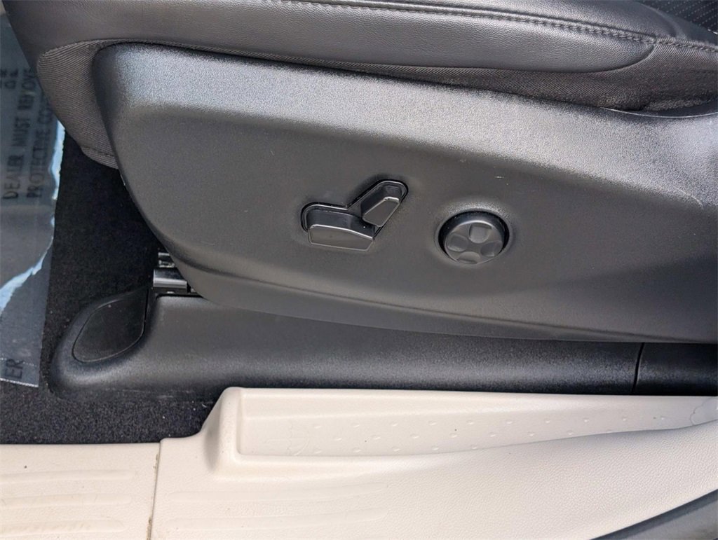 Used 2024 Chrysler Pacifica Select image 25