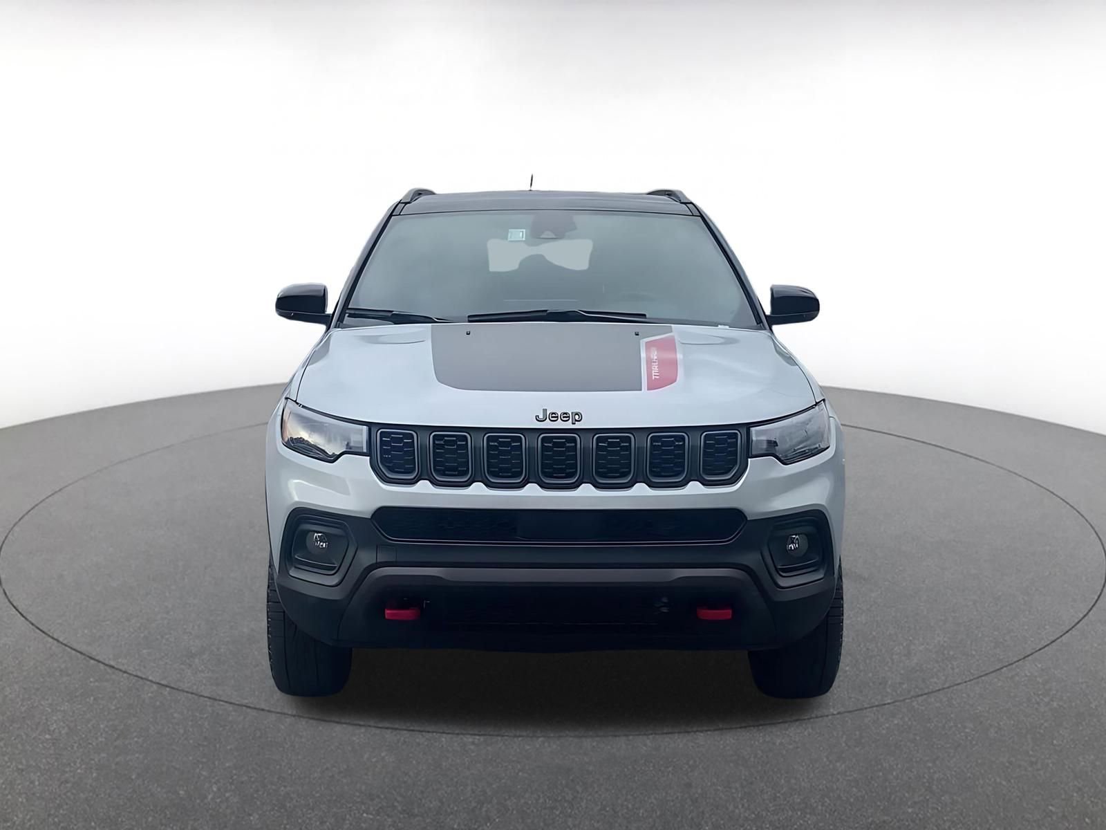 Used 2025 Jeep Compass Trailhawk image 4