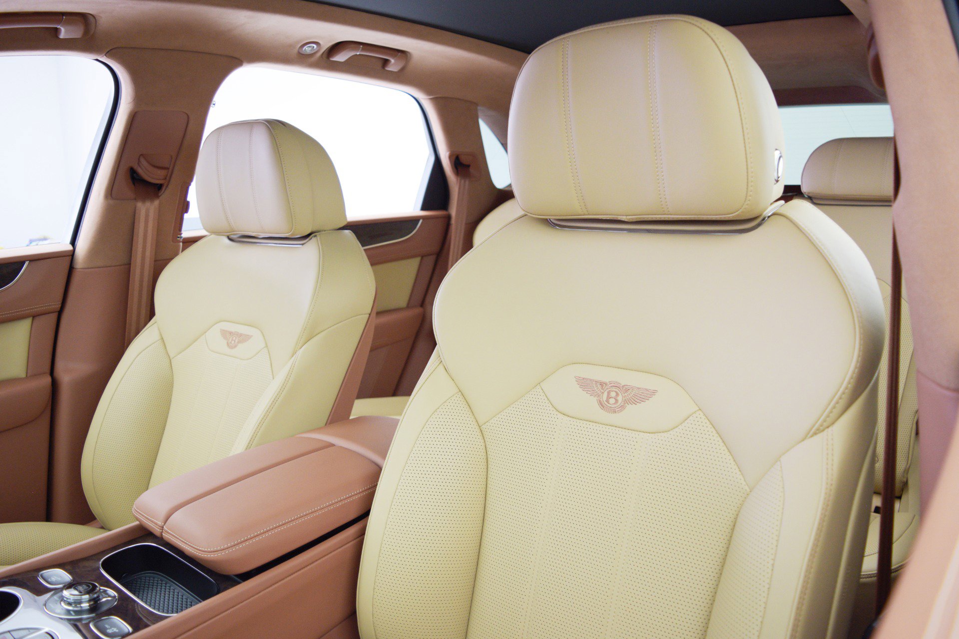 Used 2024 Bentley Bentayga image 27