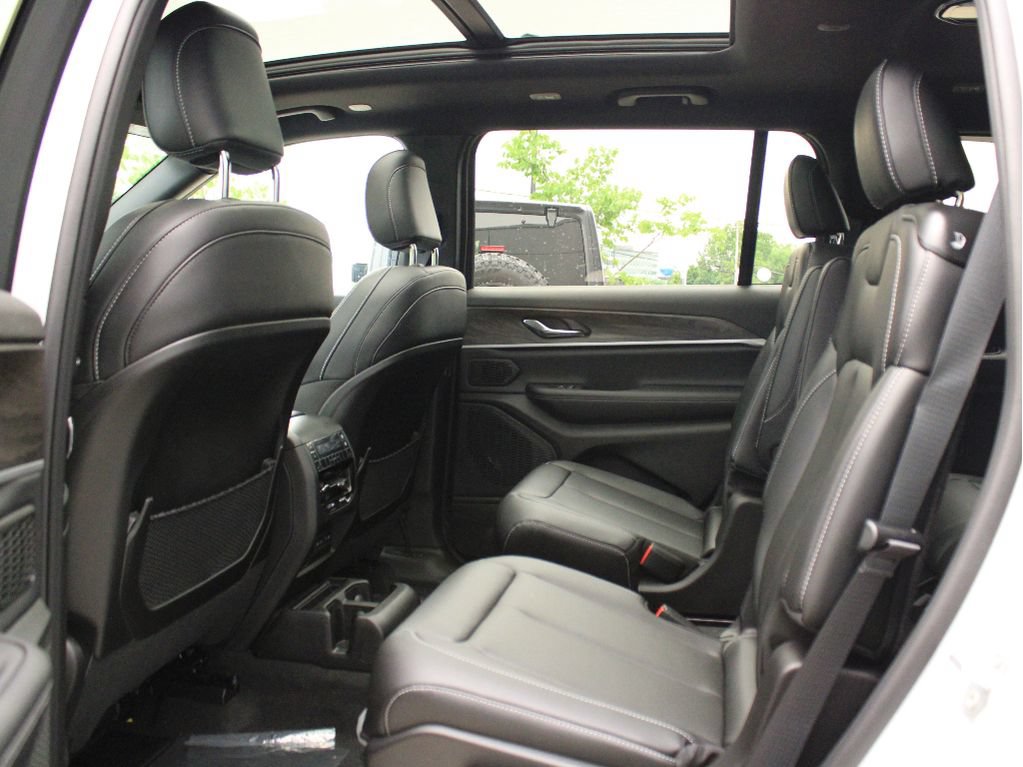 New 2026 Jeep Grand Cherokee L Limited w/ Limited Altitude Package AWD/4WD image 34