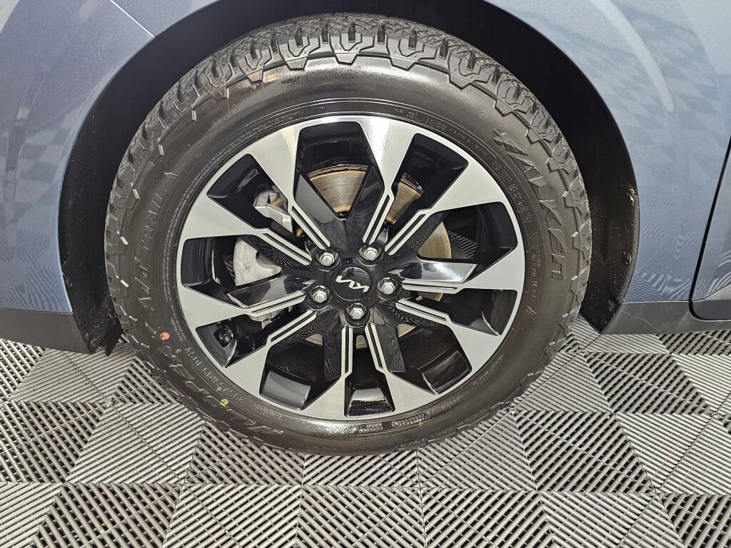 Used 2024 Kia Carnival EX image 11