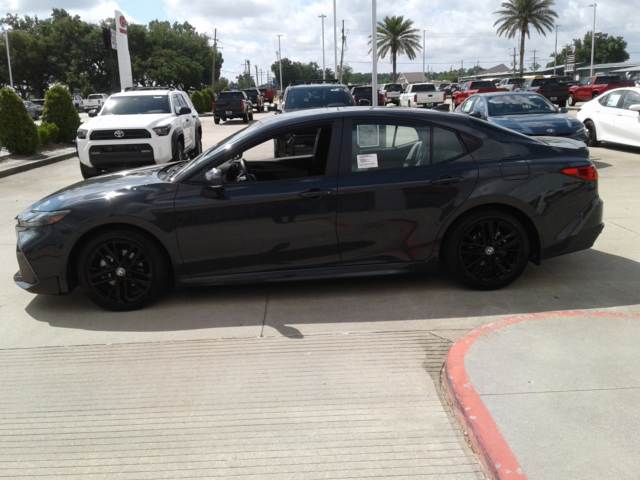 Used 2025 Toyota Camry SE w/ Convenience Package image 4