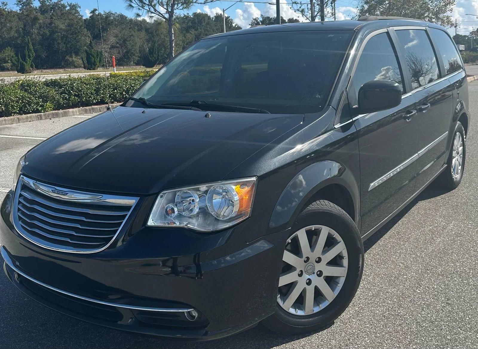 Used 2014 Chrysler Town & Country Touring image 1