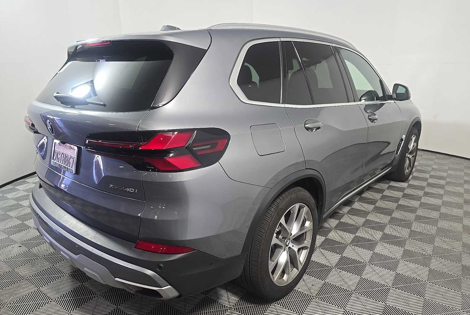 Used 2024 BMW X5 xDrive40i w/ Premium Package AWD/4WD image 4