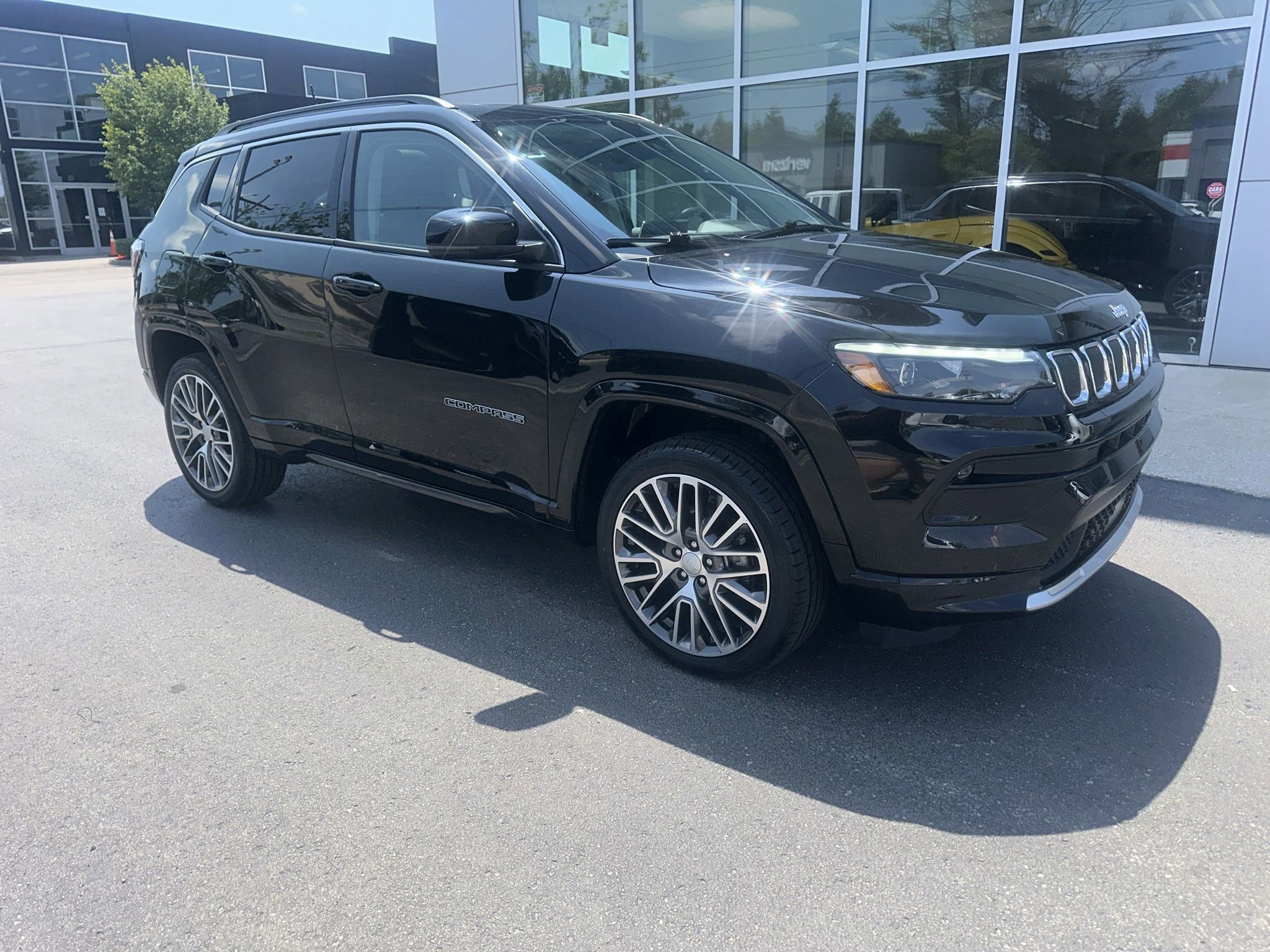 Used 2022 Jeep Compass Limited w/ Elite Group AWD/4WD image 3