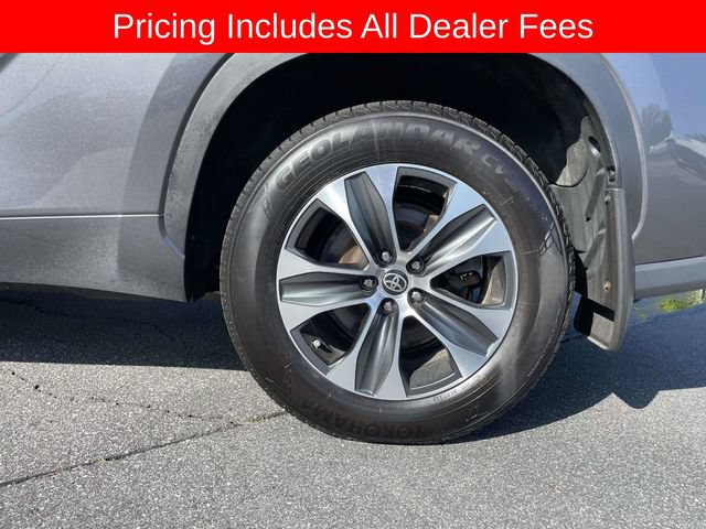 Used 2022 Toyota Highlander XLE AWD/4WD image 9