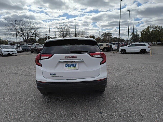 Used 2023 GMC Terrain SLE w/ Driver Convenience Package image 4