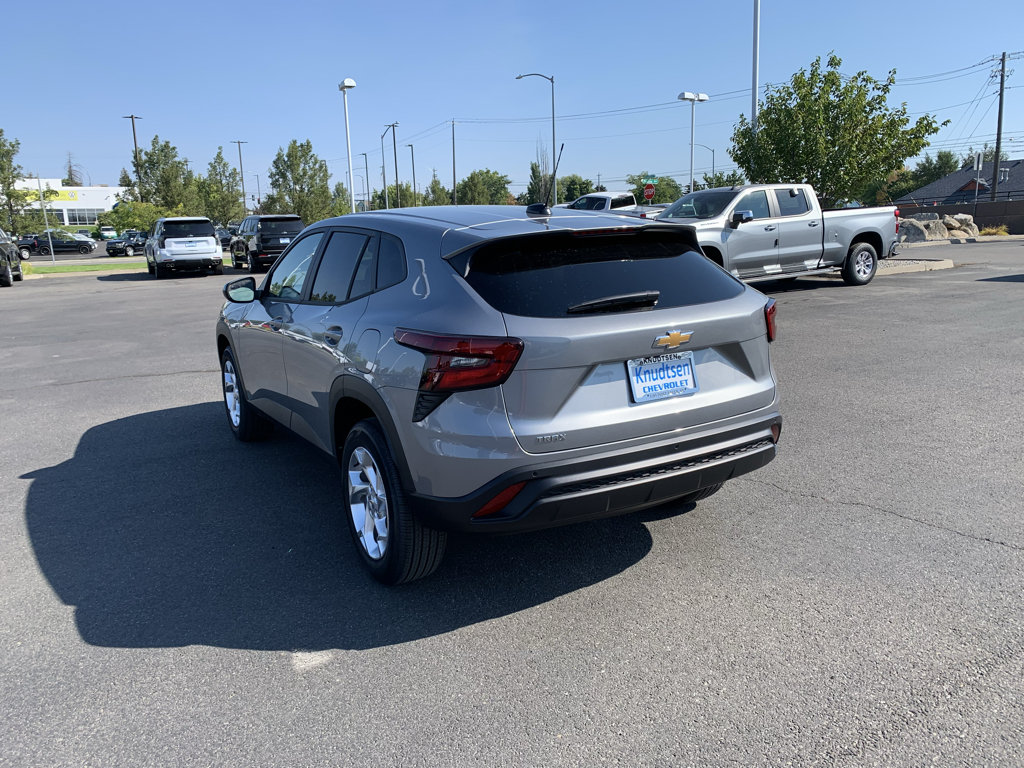 New 2026 Chevrolet Trax LS w/ LS Convenience Package FWD image 5