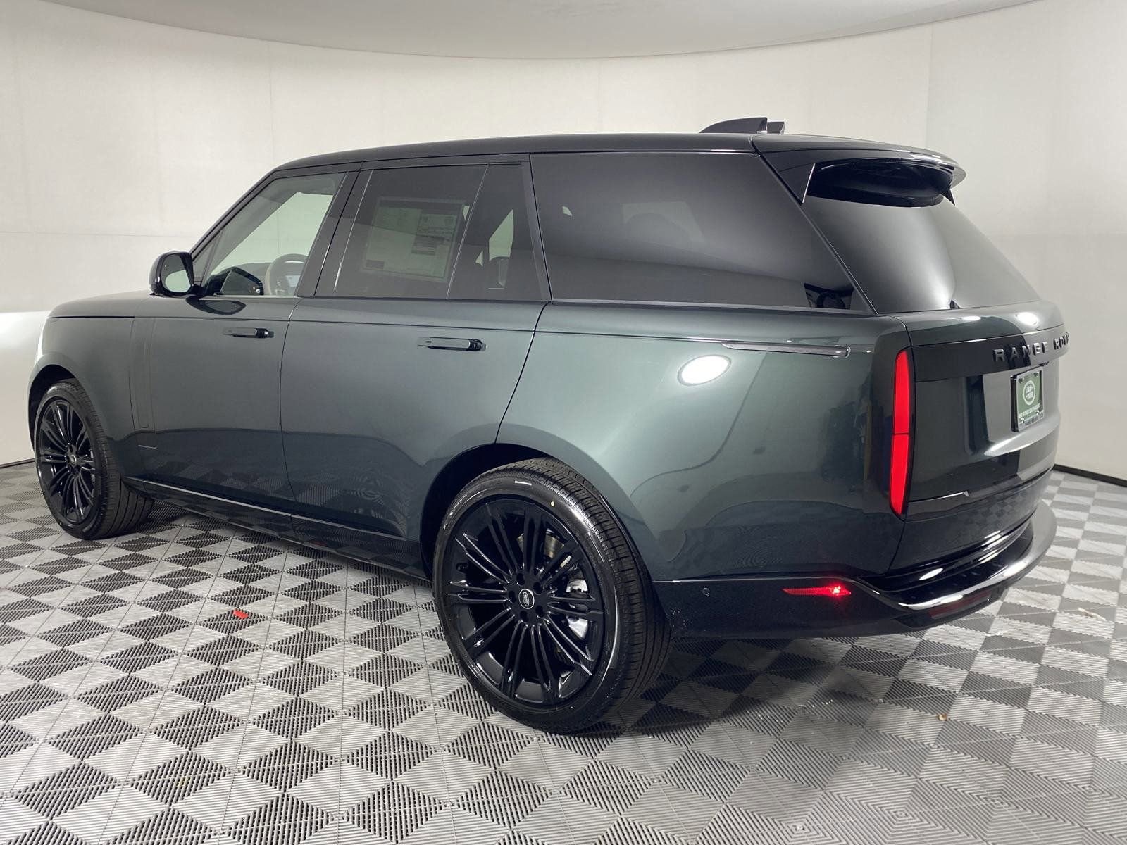 New 2025 Land Rover Range Rover SE image 3