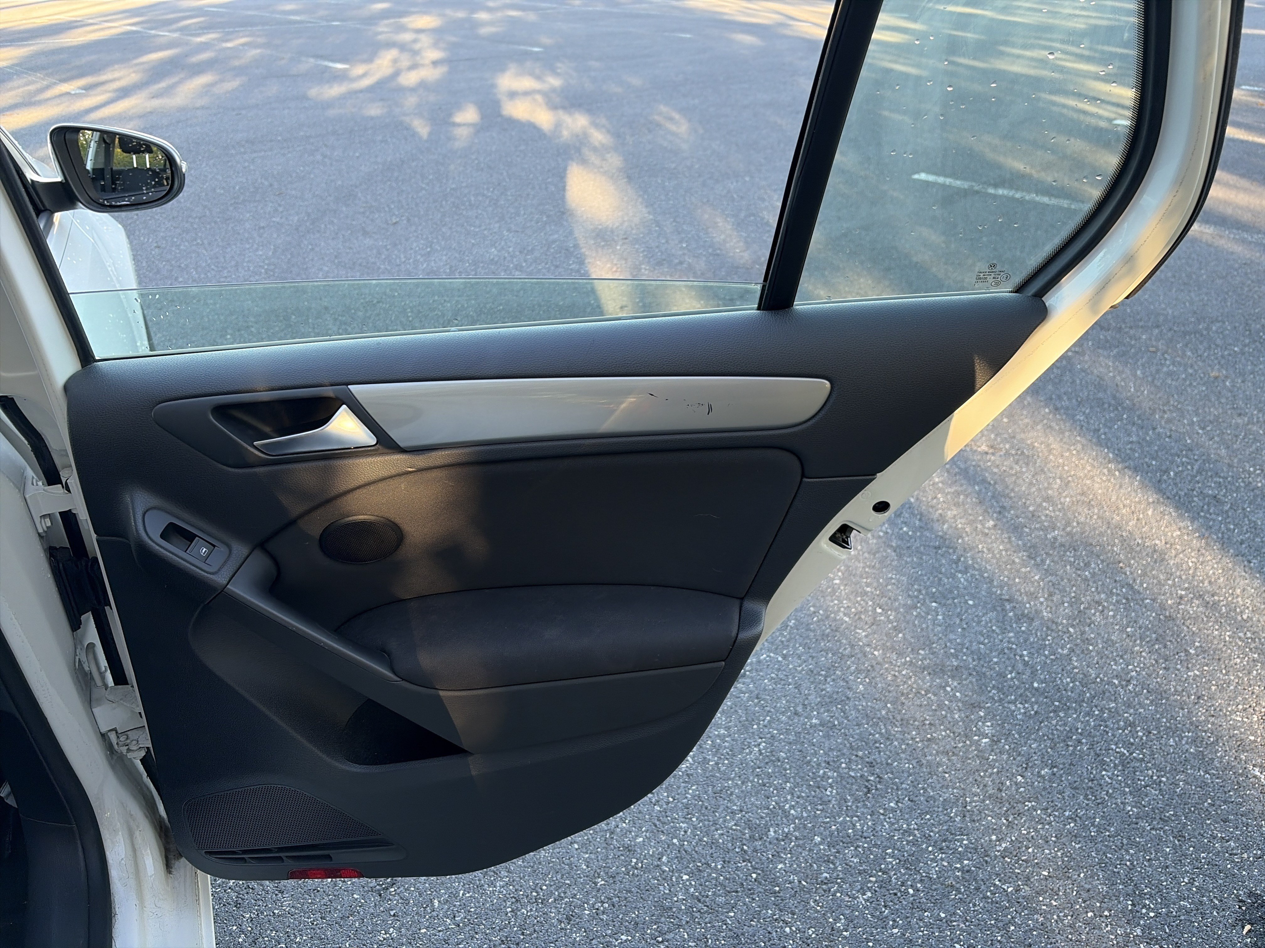 Used 2014 Volkswagen Golf 4-Door FWD image 18