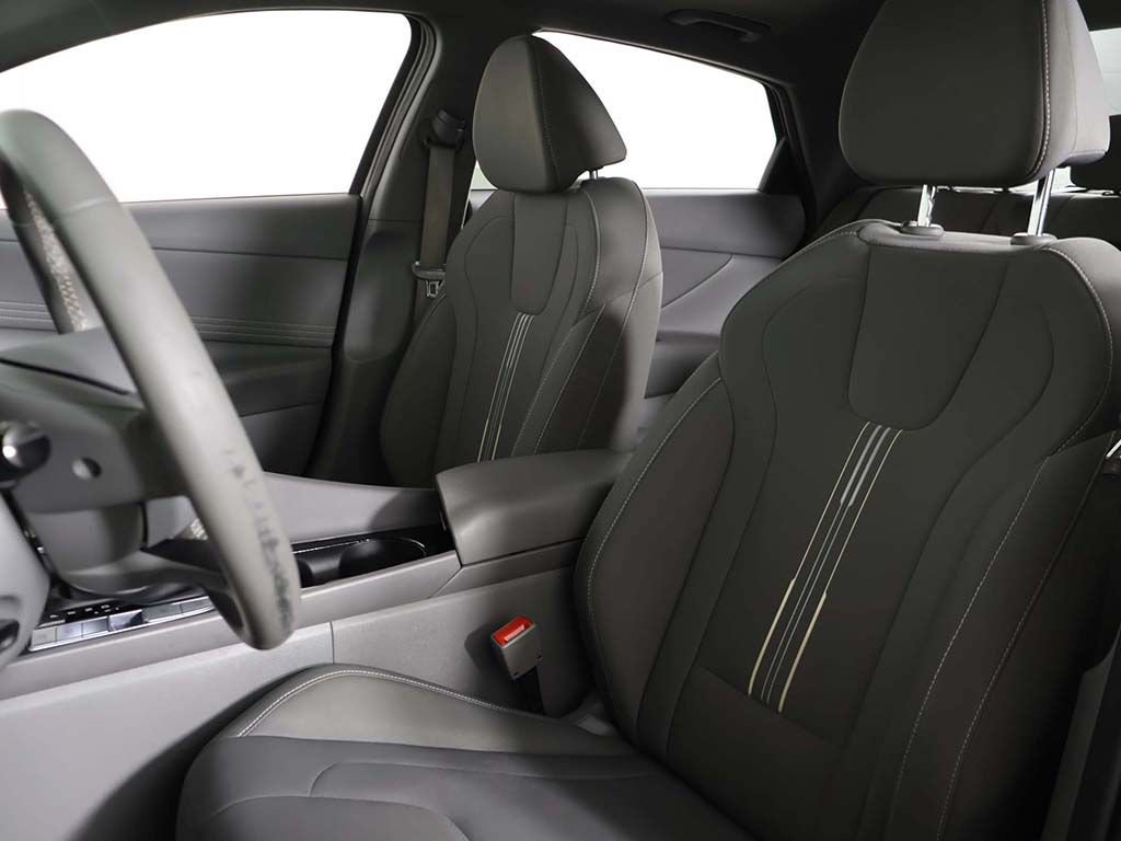 Used 2025 Hyundai Elantra SEL FWD image 30