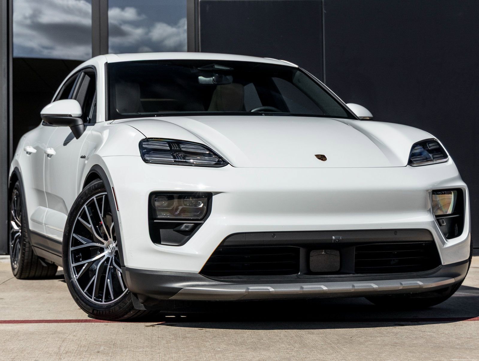 Certified 2025 Porsche Macan 4S Electric image 6