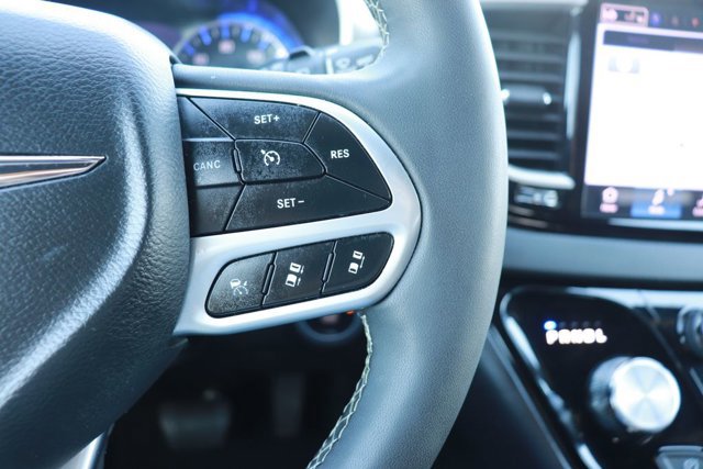 Used 2025 Chrysler Pacifica Select image 22