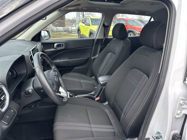Used 2025 Hyundai Venue SEL image 19