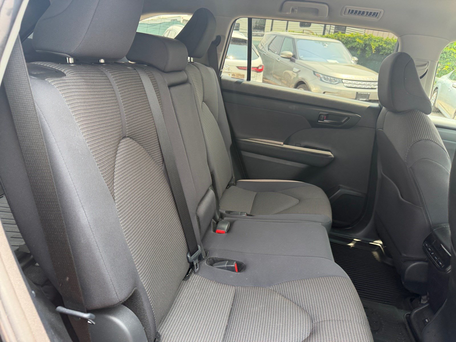 Used 2024 Toyota Highlander LE AWD/4WD image 18