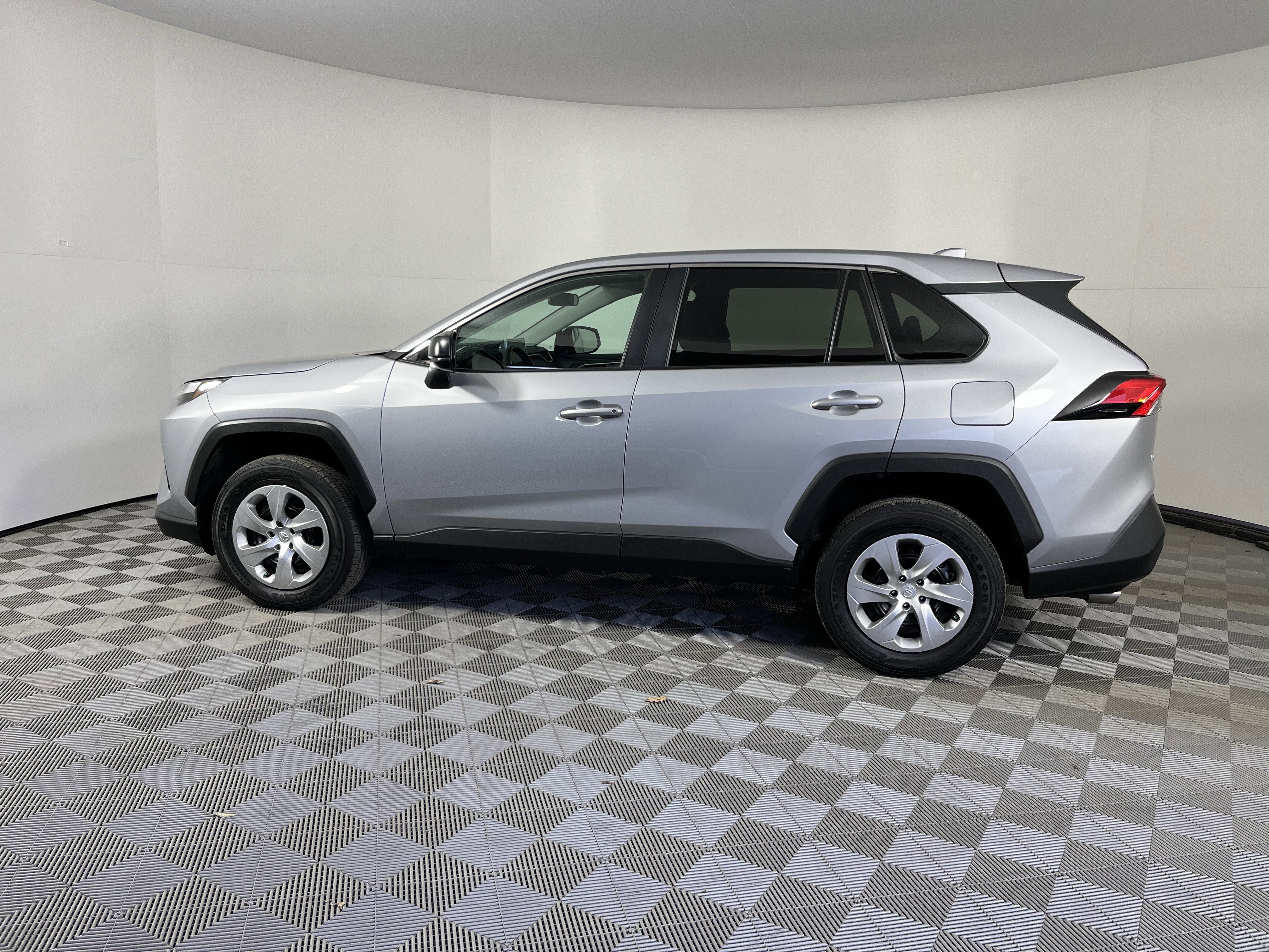 Used 2023 Toyota RAV4 LE video 2