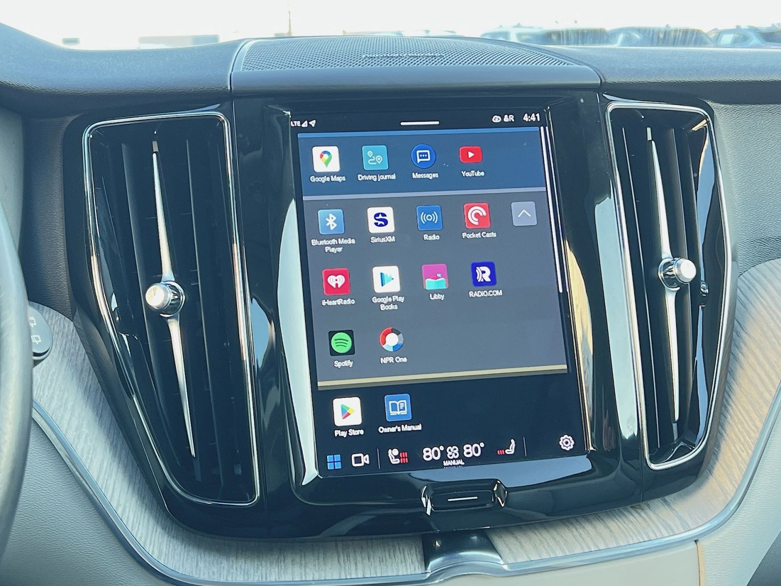 Used 2023 Volvo XC60 B5 Plus image 18