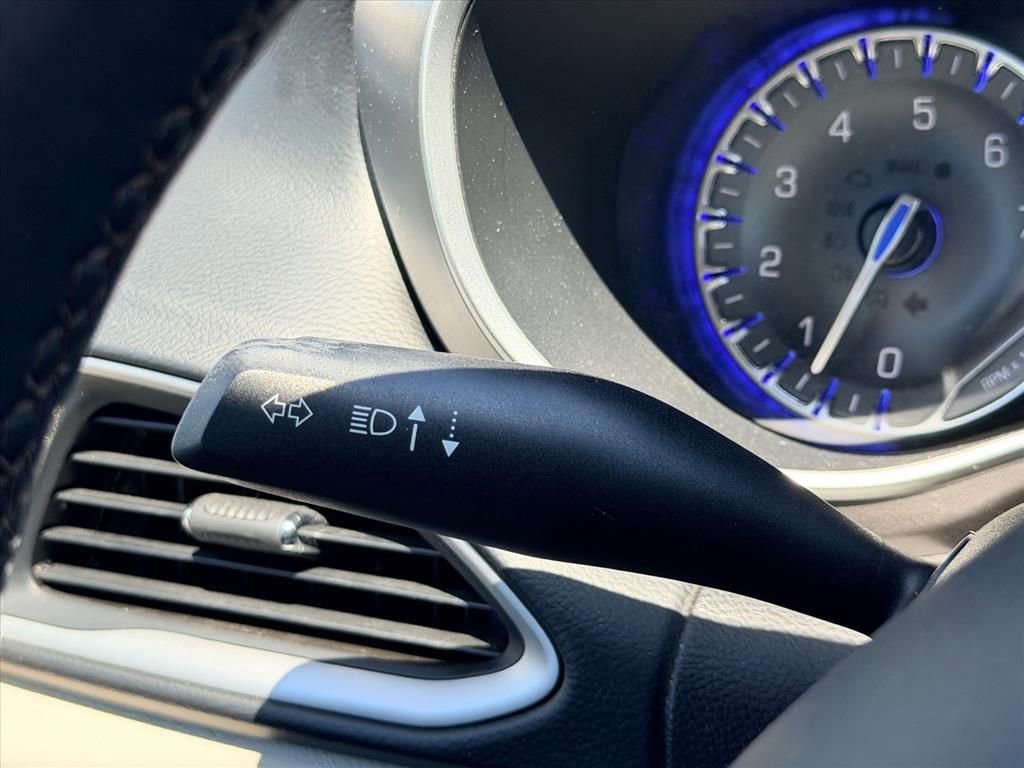 Used 2020 Chrysler Pacifica Touring-L image 21