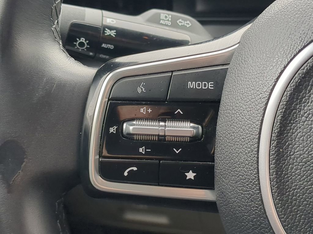 Used 2025 Kia Carnival image 21