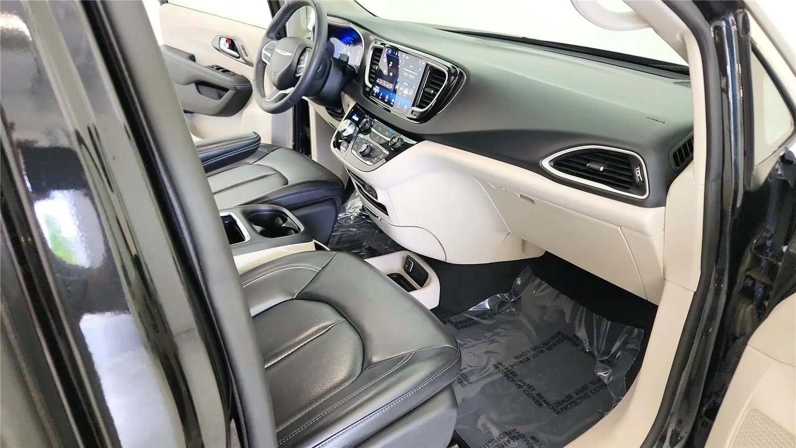 Used 2023 Chrysler Pacifica Touring-L FWD image 37
