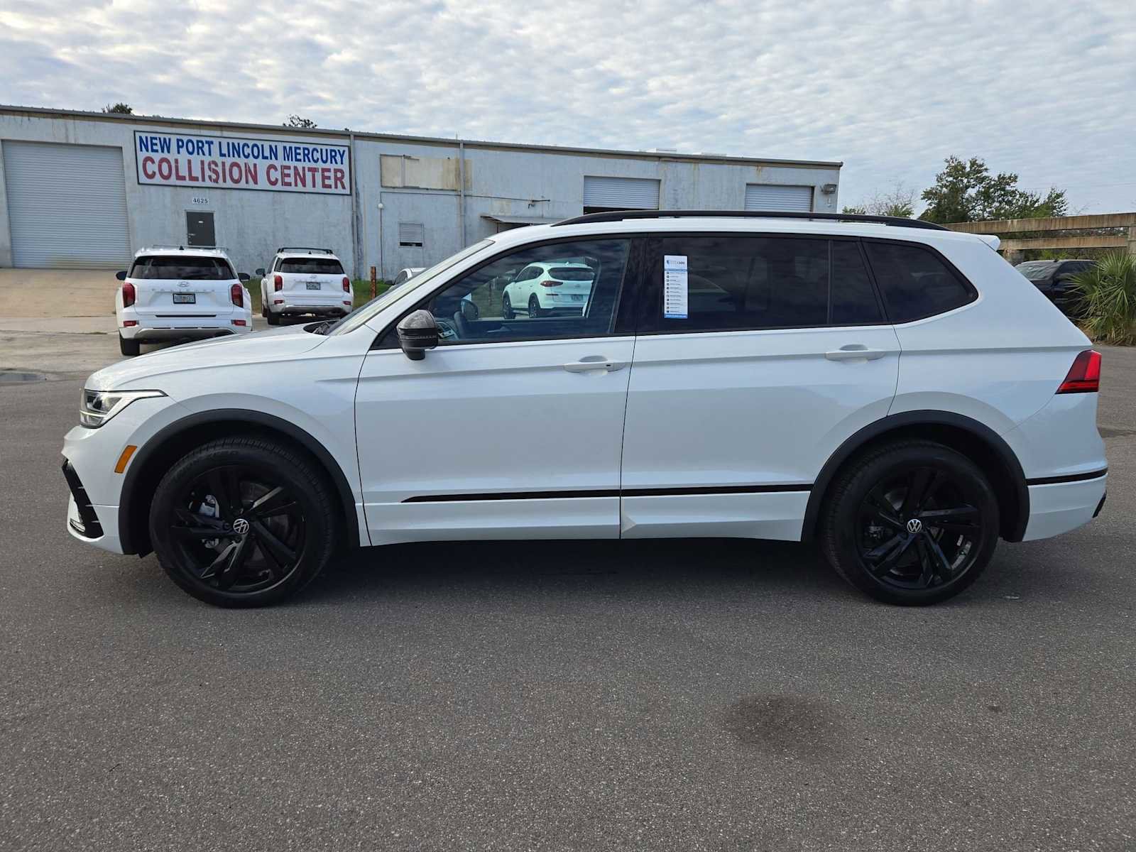 Used 2023 Volkswagen Tiguan SE R-Line image 11